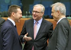 El comisario de Asuntos Económicos, Olli Rehn, entre los ministros de Finanzas griego (izq) y chipriota en Bruselas.