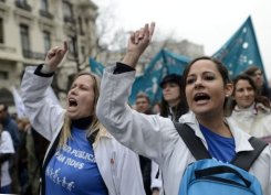 Unos trabajadores sanitarios protestan contra los recortes este 17 de marzo de 2013 en Madrid