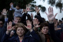 Ciudadanos chipriotas se manifiestan contra el plan de rescate económico de su país, el lunes en Nicosia.