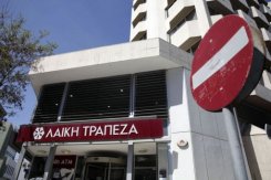 Una señal de prohibido junto a una sucursal del Banco Laiki (Popular) en Chipre, el 25 de marzo de 2013.