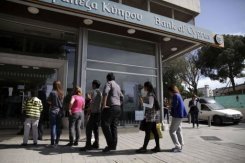 Cola de clientes ante una sucursal del Banco de Chipre el jueves 28 de marzo en Nicosia.