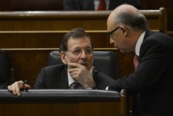 El ministro de Hacienda, Cristóbal Montoro, con el jefe del Gobierno, Mariano Rajoy, el pasado diciembre en el Congreso.