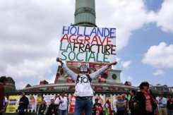 "Hollande agrava la fractura social", clama un manifestante en una protesta contra la austeridad el 5 de mayo en París