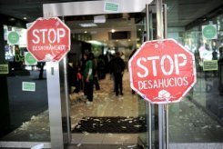 Carteles contra los desahucios durante una manifestación convocada por la PAH en Barcelona, el pasado 2 de mayo.