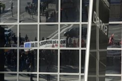 Sede de Bankia y manifestantes que se reflejan en diciembre de 2012