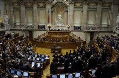 Miembros de la oposición votan contra la propuesta del gobierno de portugal de hacer un nuevo plan de austeridad el 27 de noviembre de 2012.