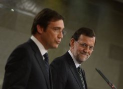El jefe del Gobierno español, Mariano Rajoy (dcha), con su homólogo portugués, Pedro Passos Coelho.