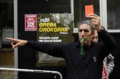 Un manifestante saca tarjeta roja a los recortes sociales, en Barakaldo (Vizcaya), el 20 de mayo de 2013.