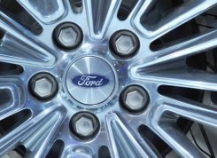 El logotipo de Ford, en la llanta de una rueda, en una imagen tomada el 31 de enero de 2013 en Washington