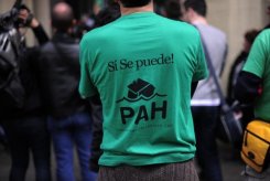 Un manifestante con una camiseta de la PAH, en una protesta en Barcelona el 27 de marzo de 2013.
