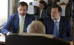 El presidente del Gobierno español, Mariano Rajoy (dcha), y el príncipe Felipe, en el AVE el 17 de junio de 2013-