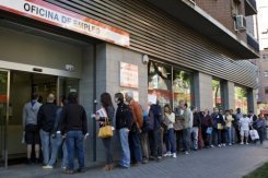 Varias personas hacen cola en una Oficina de Empleo de la Comunidad de Madrid el 4 de junio de 2013