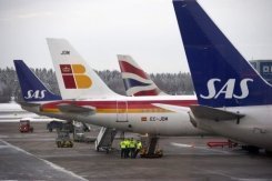 Un avión de Iberia y otro de British Airways, entre dos de la aerolínea escandinava SAS en el aeropuerto de Estocolmo.