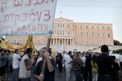 Unos manifestantes protestan frente al Parlamento griego el 31 de mayo de 2013 en Atenas