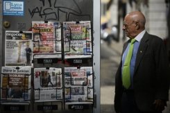 Un hombre mira los diarios en Lisboa el 3 de julio
