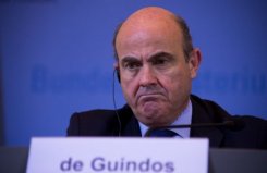 El ministro de Economía español, Luis de Guindos, en rueda de prensa tras firmar un acuerdo con Alemania de apoyo financiero a las pequeñas y medianas empresas españolas, el 4 de julio de 2013 en Berlín.